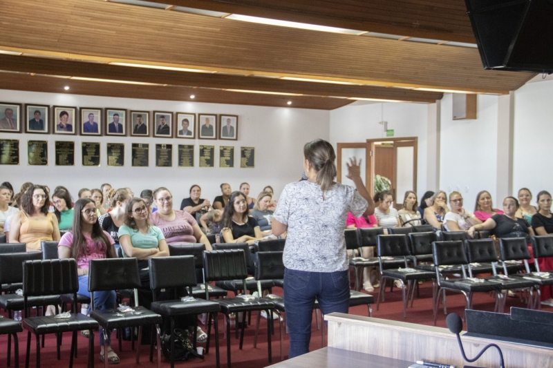 Formação de profissionais de apoio a Educação
